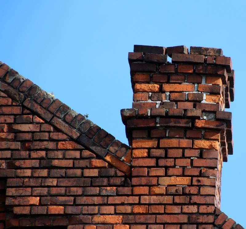 Damaged chimney on an Memphis home showing cracks and missing mortar